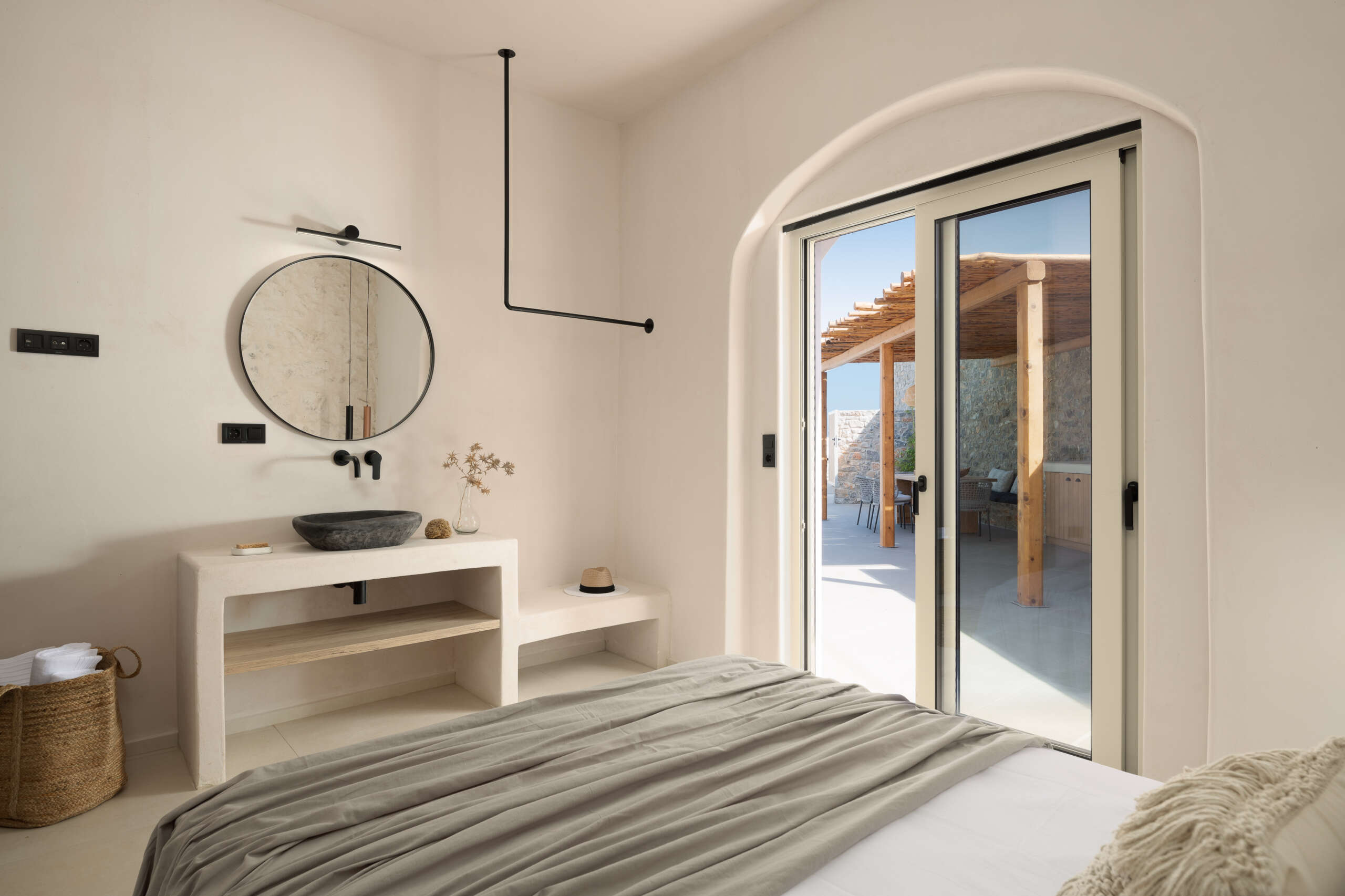 Bedroom comfort with en / suite walk in shower. Bedroom comfort with en / suite walk in shower.